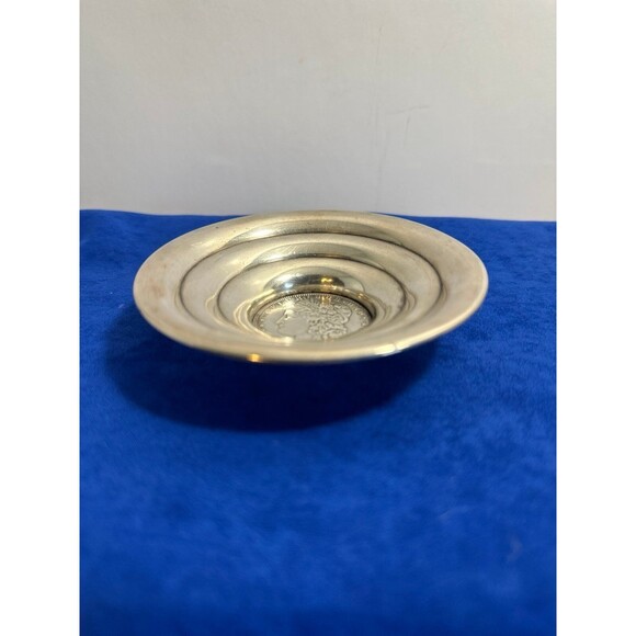 RARE Sterling Silver Ridged Trinket dish with an 1882 Morgan Silver Dollar Base - Picture 3 of 10